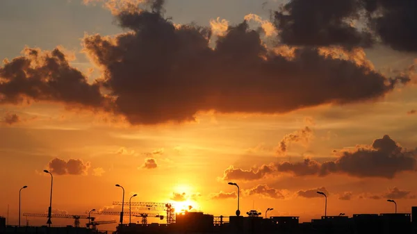 街のカラフルな雲と空と美しい夕日の景色 — ストック写真