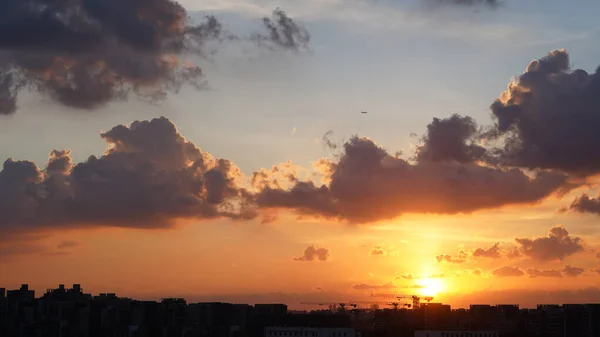 街のカラフルな雲と空と美しい夕日の景色 — ストック写真