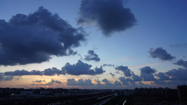 美丽的日落 城市五彩斑斓的云彩和天空 — 图库照片