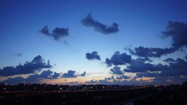 街のカラフルな雲と空と美しい夕日の景色 — ストック写真