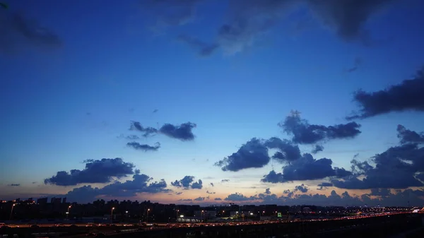 Gyönyörű Naplemente Kilátás Színes Felhők Városban — Stock Fotó