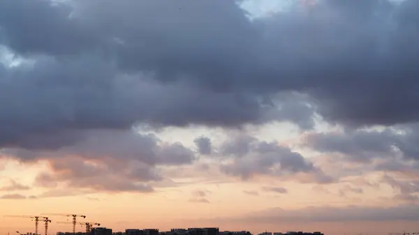 Het Prachtige Zonsondergang Uitzicht Met Kleurrijke Wolken Lucht Stad — Stockfoto