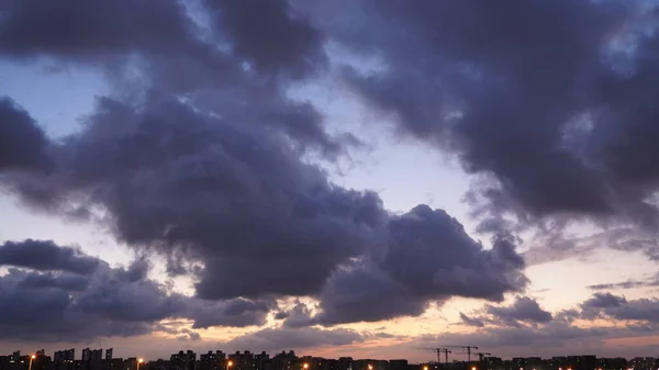 Прекрасний Вид Захід Сонця Різнокольоровими Хмарами Небом Місті — стокове фото