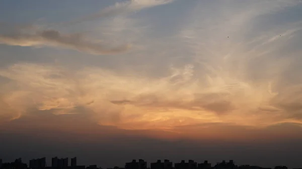 街のカラフルな雲と空と美しい夕日の景色 — ストック写真