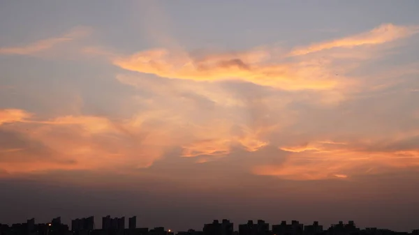 Прекрасний Вид Захід Сонця Різнокольоровими Хмарами Небом Місті — стокове фото