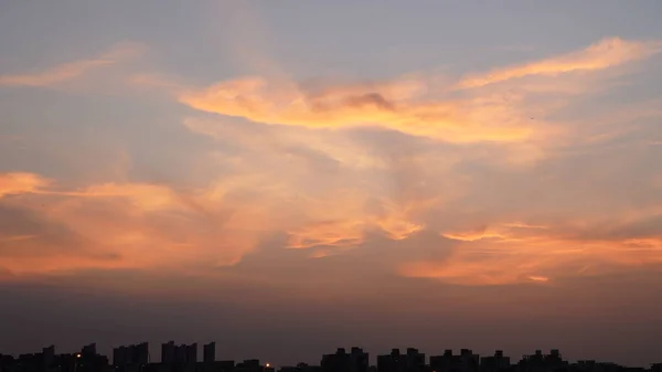 街のカラフルな雲と空と美しい夕日の景色 — ストック写真