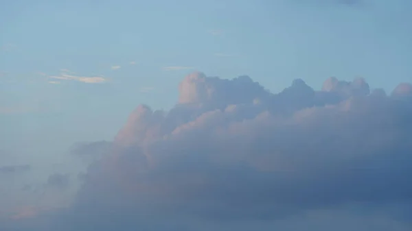 Şehirde Renkli Bulutlar Gökyüzü Olan Güzel Gün Batımı Manzarası — Stok fotoğraf