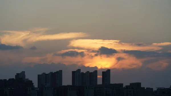 Красивый Вид Закат Разноцветными Облаками Небом Городе — стоковое фото