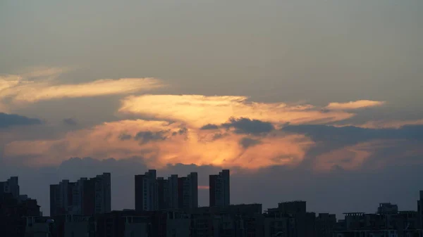 Krásný Výhled Západ Slunce Barevnými Mraky Oblohou Městě — Stock fotografie