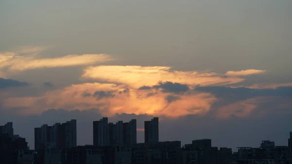 街のカラフルな雲と空と美しい夕日の景色 — ストック写真