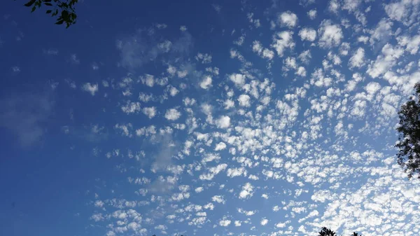วพระอาท ตกท สวยงามก บเมฆส นและท องฟ าในเม — ภาพถ่ายสต็อก