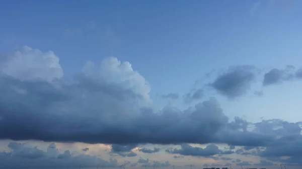 Hermosa Vista Del Atardecer Con Las Coloridas Nubes Cielo Ciudad — Foto de Stock