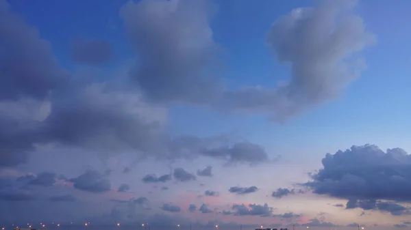 Gyönyörű Naplemente Kilátás Sziluett Színes Felhők Városban — Stock Fotó