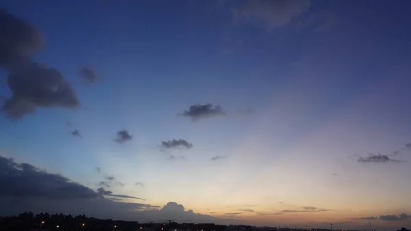 Piękny Widok Zachód Słońca Sylwetką Kolorowe Chmury Niebo Mieście — Zdjęcie stockowe
