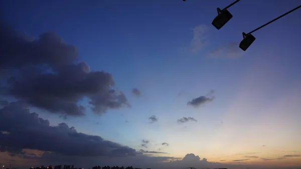 Όμορφη Θέα Ηλιοβασίλεμα Σιλουέτα Και Πολύχρωμα Σύννεφα Ουρανό Στην Πόλη — Φωτογραφία Αρχείου