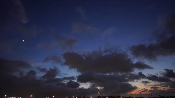 街のシルエットとカラフルな雲の空と美しい夕日の景色 — ストック写真