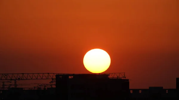 Den Vackra Solnedgången Utsikt Med Silhuetten Och Färgglada Moln Himlen — Stockfoto