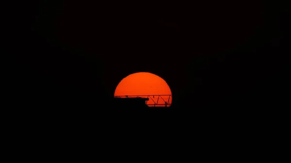 Piękny Widok Zachód Słońca Sylwetką Kolorowe Chmury Niebo Mieście — Zdjęcie stockowe