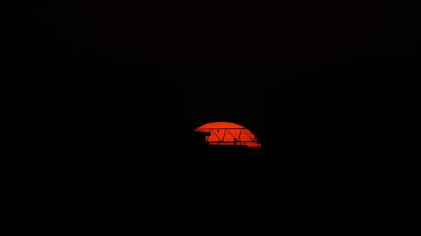 美丽的夕阳西下 城市里轮廓分明 天空五彩斑斓 — 图库照片