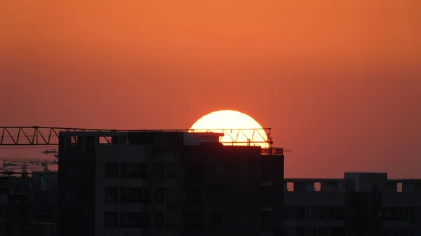 Den Vackra Solnedgången Utsikt Med Silhuetten Och Färgglada Moln Himlen — Stockfoto