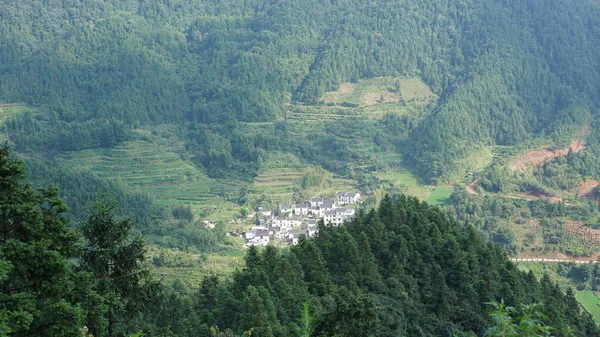 Prachtige Berglandschappen Met Het Groene Bos Het Kleine Dorp Als — Stockfoto