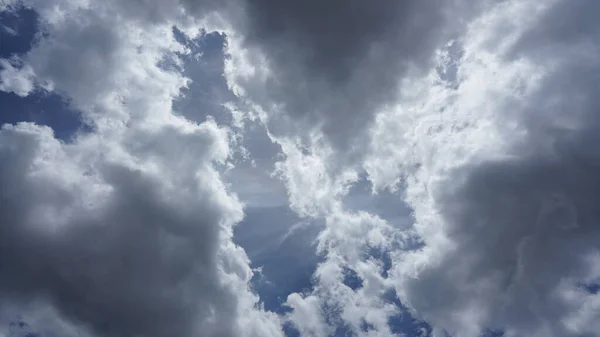 Güzel Yaz Gökyüzü Manzarası Beyaz Bulutlar Mavi Gökyüzü — Stok fotoğraf