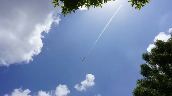 Jedno Letadlo Letí Obloze Letovou Trasou Sebou — Stock fotografie