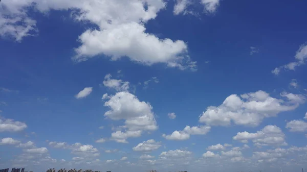 Krásný Letní Výhled Oblohu Bílými Mraky Modrou Oblohou Obloze — Stock fotografie
