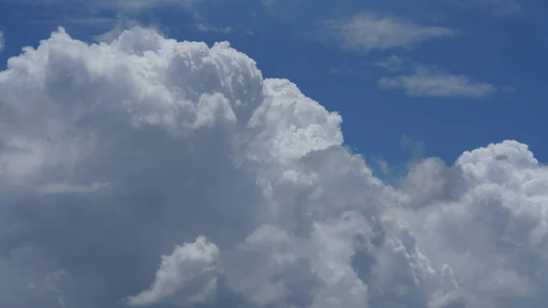 Langit Musim Panas Yang Indah Tampilan Dengan Awan Putih Dan — Stok Foto