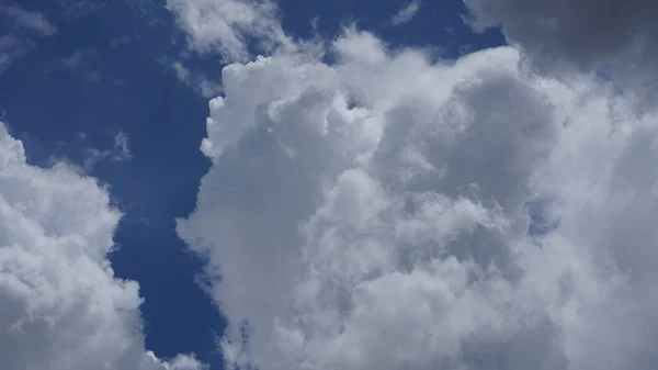 Krásný Letní Výhled Oblohu Bílými Mraky Modrou Oblohou Obloze — Stock fotografie