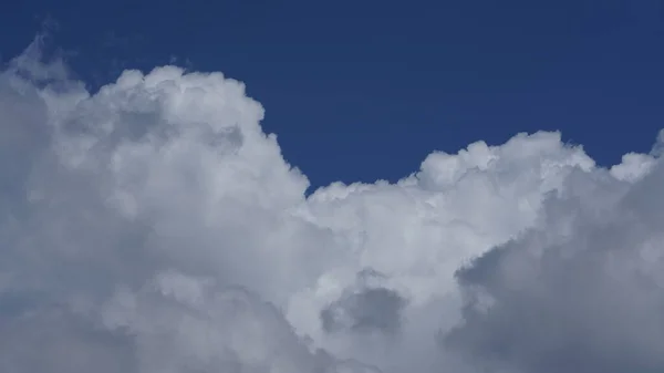 Langit Musim Panas Yang Indah Tampilan Dengan Awan Putih Dan — Stok Foto