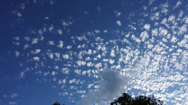 Langit Musim Panas Yang Indah Tampilan Dengan Awan Putih Dan — Stok Foto