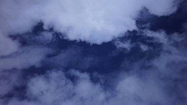 Gece karanlık gökyüzünde ay ışığı ve ay ışığı.