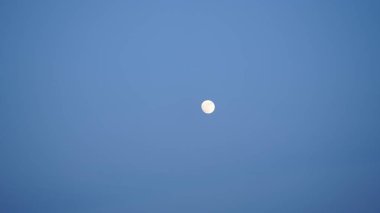 Gece karanlık gökyüzünde ay ışığı ve ay ışığı.