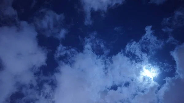 夜の暗い空の明るい月と月の夜景 — ストック写真