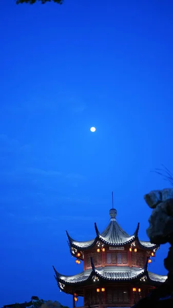Den Kinesiska Tornet Utsikt Med Månskenet Himlen Som Bakgrund Kvällen — Stockfoto