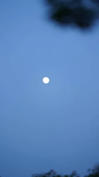 Vista Noche Luna Con Luna Brillante Cielo Oscuro Por Noche — Foto de Stock