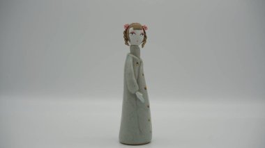 Çizgi film porselen heykeller Çin tarzında görünür.