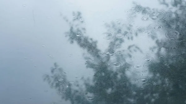 Yağmurlu Günlerde Yağmur Damlacıkları Şelalelerle Kaplı Cam Pencere — Stok fotoğraf