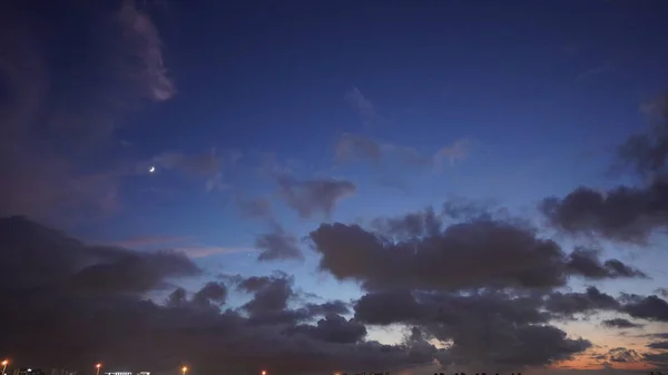 空のカラフルな雲と夕日の空のパノラマビュー — ストック写真