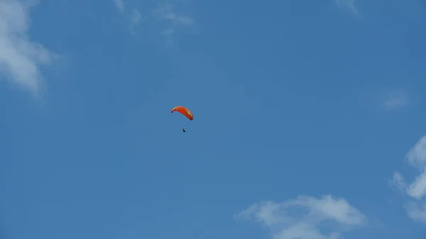 Parapente Voando Pelo Céu Azul Com Nuvens Brancas — Fotografia de Stock