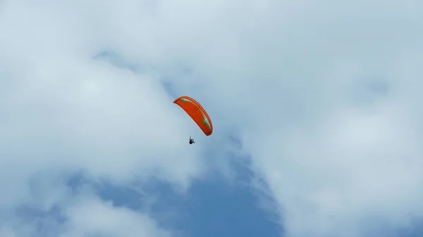 Parapente Voando Pelo Céu Azul Com Nuvens Brancas — Fotografia de Stock