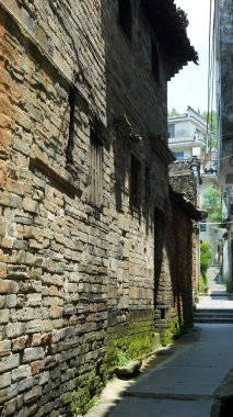 Güzel Çin kır köyü manzarası, doğal çevreyle çevrili eski geleneksel binalar.