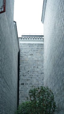 Eski Çin mimarisi tuğlalardan yapılmış ve tuğla heykel ile süslenmiş.