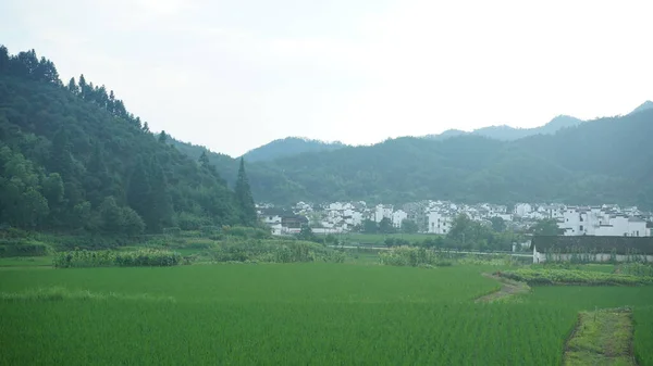 自然環境に囲まれた古い伝統的な建物と美しい中国の田舎の村の景色 — ストック写真