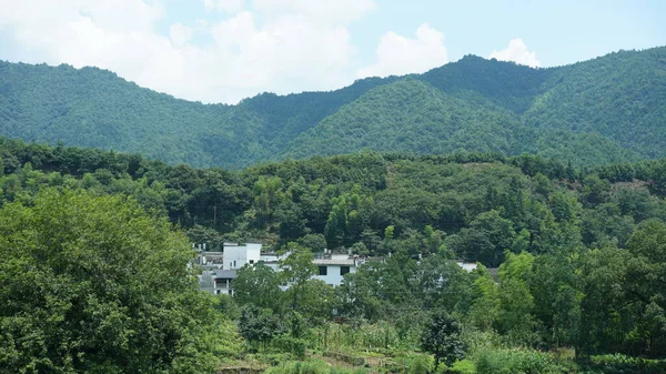 自然環境に囲まれた古い伝統的な建物と美しい中国の田舎の村の景色 — ストック写真