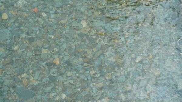 川の底には澄んだ水と石が敷き詰められた川の景色 — ストック写真