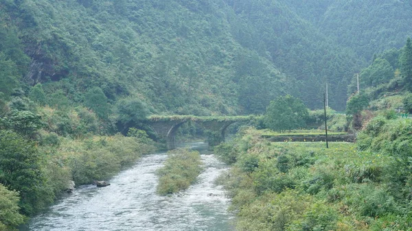 美丽的中国乡村景色与河上古老的拱桥相映成趣 — 图库照片