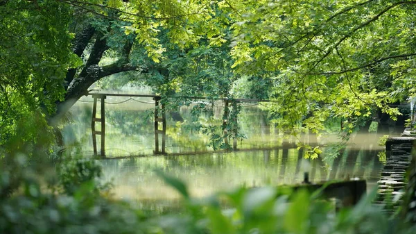 Een Oude Houten Brug Steekt Rivier Het Dorp China — Stockfoto