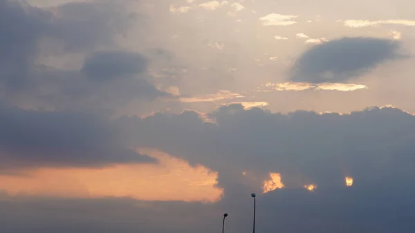 Piękny Widok Zachód Słońca Kolorowymi Chmurami Niebem Mieście — Zdjęcie stockowe